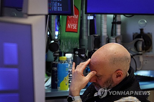 뉴욕증시, 변덕스러운 관세·AI 파괴론에 '휘청'…하락 마감_진정호
