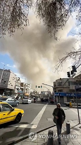 이란 테헤란서 피어오르는 연기