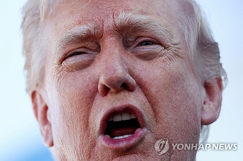 트럼프 "이란 고위인사와 협상 중…모즈타바는 아냐"(상보)_윤정원