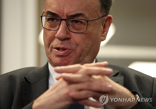 BOE 총재, 시장 금리인상 전망에 "너무 앞서가고 있어"_최진우