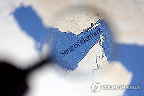 英 해운전문지 "호르무즈 허가없이 통과하면 파괴될 것…경고 방송 중"_김성진