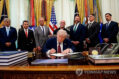 트럼프 "이란과 대화 잘 진행…오늘 끝날쯤 어떤 정보 갖게 될 것"(상보)_최진우