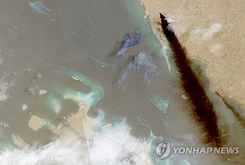 사우디아라비아 지잔주 아람코 공장에서 나는 검은 연기