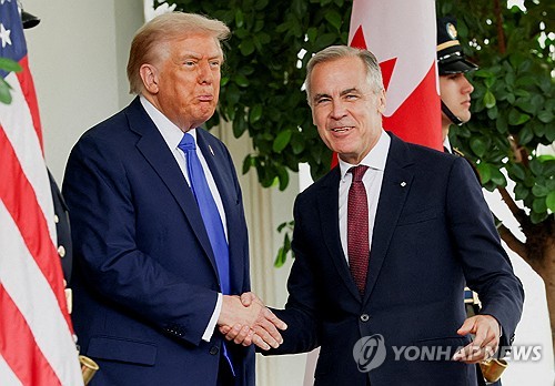 도널드 트럼프 미국 대통령(좌측), 마크 카니 캐나다 총리