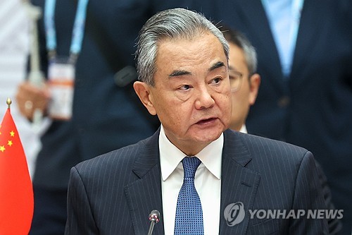 왕이 中 외교부장 "신흥국 결집해 美 관세 맞서게 할 것"_이민재