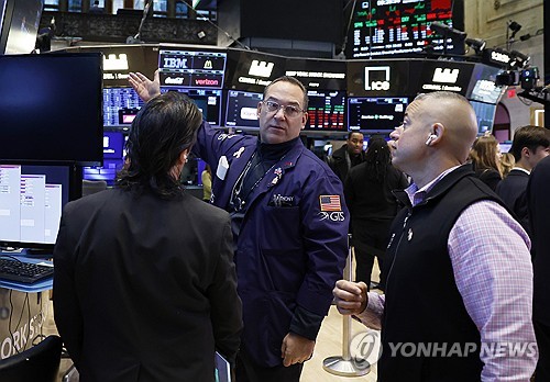 뉴욕증시, 연준·트럼프 '양대 풋'에 반색…동반 강세 마감_최진우