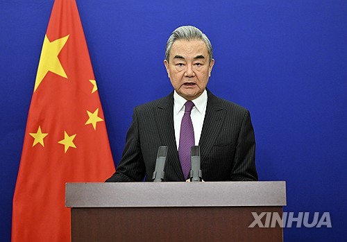 中왕이, 이란 전쟁 중단 촉구…"일어나지 말았어야" (상보)_이효지