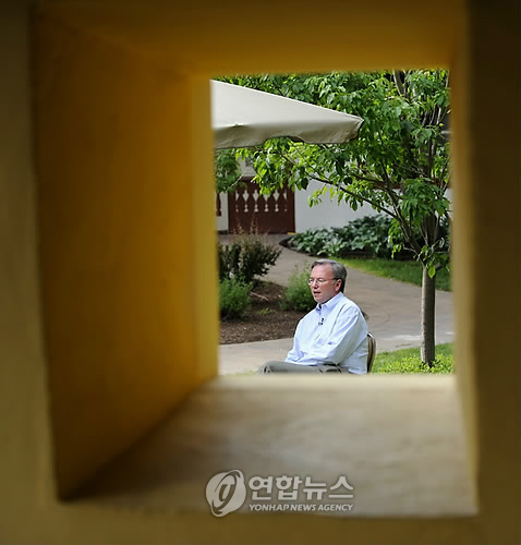 에릭 슈미트 전 구글 회장이 선밸리 콘퍼런스 참석 당시 방송 인터뷰를 하던 모습(2009년)