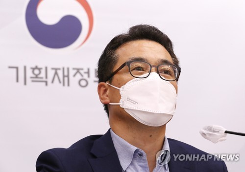(세종=연합뉴스) 김주형 기자 = 김성욱 기획재정부 국제금융국장이 7일 오전 세종시 정부세종청사에서 2021년 외국환평형기금채권 발행과 관련해 브리핑하고 있다. 2021.10.7 kjhpress@yna.co.kr