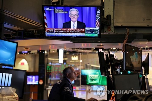 (뉴욕 로이터=연합뉴스) 15일(현지시간) 미국 뉴욕증권거래소 입회장의 TV스크린에 제롬 파월 연방준비제도(연준) 의장이 연방공개시장위원회(FOMC) 정례회의를 마친 뒤 기자회견을 하는 모습이 비치고 있다. 2021.12.16 jsmoon@yna.co.kr