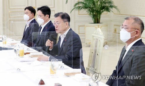 (서울=연합뉴스) 안정원 기자 = 문재인 대통령이 27일 청와대에서 열린 '청년희망 온(ON) 참여기업 대표 초청 오찬 간담회'에 참석, 발언하고 있다. 2021.12.27 jeong@yna.co.kr