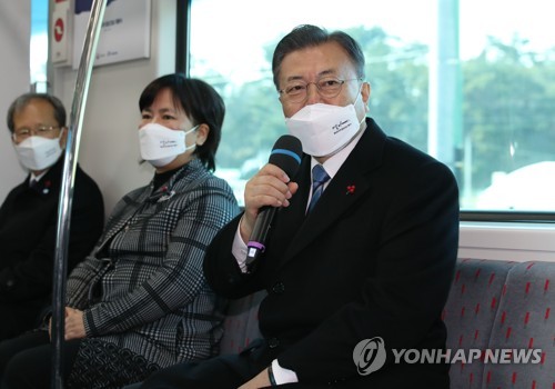 (울산=연합뉴스) 안정원 기자 = 문재인 대통령이 28일 울산 태화강역에서 열린 동남권 4개 철도건설사업 개통식을 마친 뒤 울산 태화강에서 부산 일광 구간을 운행하는 광역전철을 타고 주민들과 간담회를 하고 있다   2021.12.28 jeong@yna.co.kr