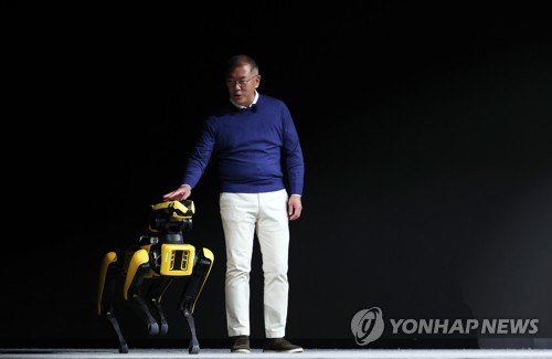2022년 로봇 개 스팟과 함께 무대 오른 정의선 회장