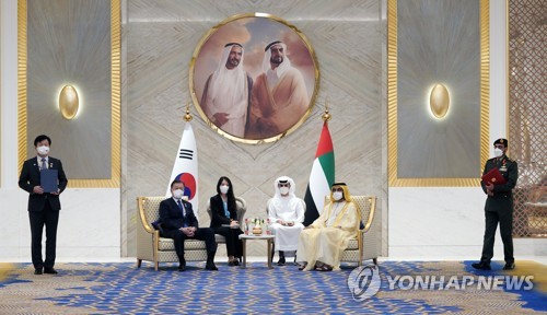 (두바이=연합뉴스) 서명곤 기자 = 문재인 대통령과 셰이크 무함마드 빈 라시드 알막툼 UAE 총리 겸 두바이 군주가 16일(현지시간) 두바이 엑스포 리더십관에서 한-UAE 방위산업 및 국방기술 중장기협력 양해각서(MOU) 체결 모습을 지켜본 뒤 기념촬영을 하고 있다. 왼쪽부터 강은호 방위사업청장, 문재인 대통령, 알막툼 UAE 총리, 무브락 알 자브리 UAE 국방부 방산차관보.   2022.01.17 seephoto@yna.co.kr