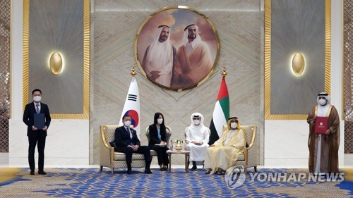 (두바이=연합뉴스) 서명곤 기자 = 문재인 대통령과 셰이크 무함마드 빈 라시드 알막툼 UAE 총리 겸 두바이 군주가 16일(현지시간) 두바이 엑스포 리더십관에서 열린 천궁-Ⅱ(M-SAM2, 중거리 지대공미사일) 사업계획서 교환 모습을 지켜본 뒤 기념촬영을 하고 있다. 왼쪽부터 손재일 한화디펜스 대표, 문재인 대통령, 알막툼 UAE 총리, 무암마르 아부셰하브 UAE 타와준(TTI) 사장.  2022.01.16 seephoto@yna.co.kr