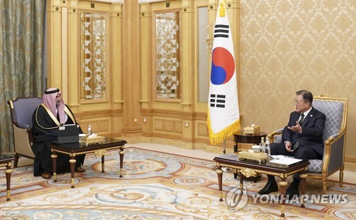 (리야드=연합뉴스) 서명곤 기자 = 문재인 대통령이 18일(현지시간) 사우디아라비아 리야드 한 호텔에서 열린 한-사우디 스마트 혁신포럼에 앞서 야시르 오스만 알루마이얀 아람코 회장 겸 사우디 국부펀드(PIF) 총재를 접견하고 있다.   2022.1.19 seephoto@yna.co.kr