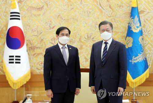 (서울=연합뉴스) 안정원 기자 = 문재인 대통령이 9일 청와대에서 경제협력개발기구(OECD) 동남아프로그램(SEARP) 차기 의장국인 베트남의 부이 타잉 썬 외교장관과 만나 기념촬영을 하고 있다. 2022.2.9 jeong@yna.co.kr