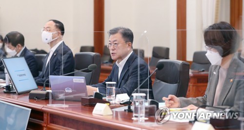 (서울=연합뉴스) 안정원 기자 = 문재인 대통령이 14일 오후 청와대에서 열린 대외경제안보전략회의에서 발언하고 있다.  대외경제안보전략회의는 글로벌 공급망 차질과 인플레이션 확산 등 경제와 안보를 종합적으로 고려해야 하는 현안을 더욱 치밀하게 점검하고자 신설된 장관급 협의체다. 2022.2.14. jeong@yna.co.kr