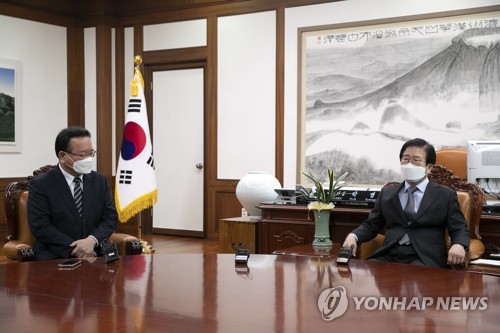 (서울=연합뉴스) 하사헌 기자 = 김부겸 국무총리(왼쪽)가 18일 오후 추경안의 조속한 처리를 당부하기 위해 서울 여의도 국회 국회의장실을 찾아 박병석 국회의장과 이야기를 나누고 있다. 2022.2.18 [공동취재] toadboy@yna.co.kr