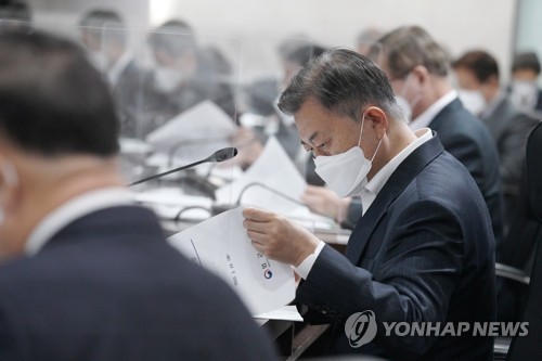 (서울=연합뉴스) 문재인 대통령이 22일 청와대 국가위기관리센터에서 열린 국가안전보장회의 및 대외경제안보전략회의 연석회의에서 자료를 검토하고 있다. 2022.2.22 [청와대 제공. 재판매 및 DB금지] jeong@yna.co.kr