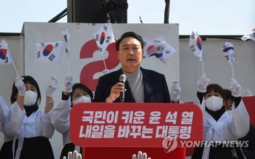 (천안=연합뉴스) 한종찬 기자 = 국민의힘 윤석열 대선후보가 3일 충남 천안 신세계백화점 앞에서 열린 유세에 참석해 발언하고 있다. 2022.3.3 [공동취재] saba@yna.co.kr