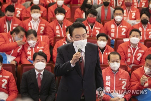 (서울=연합뉴스) 윤석열 제20대 대통령 당선인이 10일 새벽 서울 여의도 국회도서관에 마련된 '국민의힘 제 20대 대통령선거 개표상황실'에서 당선 소감을 밝히고 있다. 2022.3.10 [국회사진기자단] photo@yna.co.kr