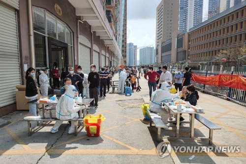 (선전 AFP=연합뉴스) 중국이 신종 코로나바이러스 감염증(코로나19) 확산으로 비상인 가운데 14일 광동성 선전시 주민들이 길게 줄지어 코로나19 핵산 검사를 받고 있다. 중국 정보기술(IT) 산업의 허브이며 인구 1천750만 명의 선전시는 하루 만에 신규 확진자가 60명이 나오자 이날 도시 전체에 봉쇄령을 내렸다. 2022.3.14 sungok@yna.co.kr