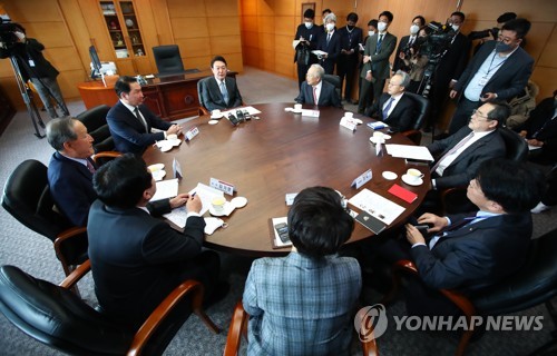 (서울=연합뉴스) 윤석열 대통령 당선인이 21일 서울 종로구 통의동 대통령직인수위원회 사무실에서 경제6단체장들과 오찬 회동을 하고 있다. 2022.3.21 [국회사진기자단] uwg806@yna.co.kr