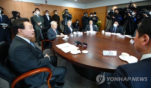 (서울=연합뉴스) 윤석열 대통령 당선인이 21일 서울 종로구 통의동 대통령직인수위원회 사무실에서 경제6단체장들과 오찬 회동을 하고 있다. 2022.3.21 [국회사진기자단] uwg806@yna.co.kr