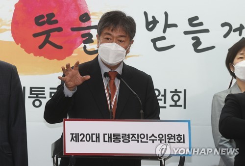 (서울=연합뉴스) 김대기 대통령 비서실장 내정자가 13일 서울 종로구 통의동 제20대 대통령직인수위원회 브리핑룸에서 열린  2차 내각 발표에서 취재진의 질문에 답하고 있다. 2022.4.13 [인수위사진기자단] jeong@yna.co.kr