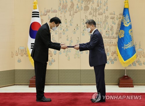 (서울=연합뉴스) 서명곤 기자 = 문재인 대통령이 21일 오전 청와대에서 이창용 신임 한국은행 총재에게 임명장을 수여하고 있다. 2022.4.21 seephoto@yna.co.kr