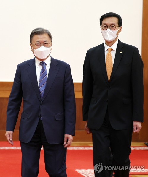 (서울=연합뉴스) 서명곤 기자 = 문재인 대통령이 21일 오전 청와대에서 이창용 신임 한국은행 총재에게 임명장을 수여한 뒤 환담장으로 향하고 있다.  2022.4.21 seephoto@yna.co.kr