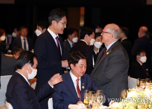 (서울=연합뉴스) 서명곤 기자 = 이재용 삼성전자 부회장이 10일 오후 서울 중구 신라호텔에서 열린 윤석열 대통령 취임 외빈 초청만찬에서 한 참석자와 대화하고 있다. 2022.5.10 seephoto@yna.co.kr