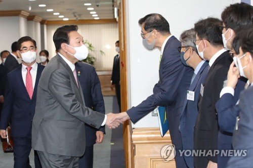 (서울=연합뉴스) 서명곤 기자 = 윤석열 대통령이 13일 오전 서울 중구 명동 국제금융센터에서 열린 거시금융상황 점검회의에서 이창용 한국은행 총재와 악수하고 있다.  2022.5.13 seephoto@yna.co.kr