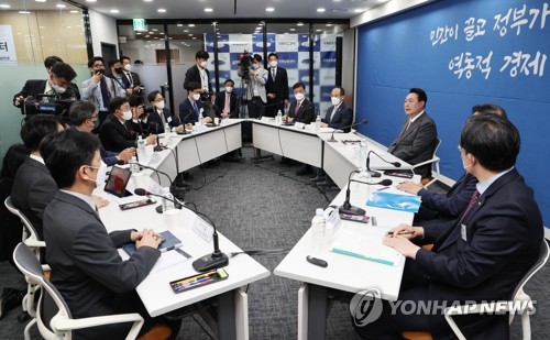 (서울=연합뉴스) 서명곤 기자 = 윤석열 대통령이 13일 오전 서울 중구 명동 국제금융센터에서 열린 거시금융상황 점검회의에서 인사말을 하고 있다. 2022.5.13 seephoto@yna.co.kr