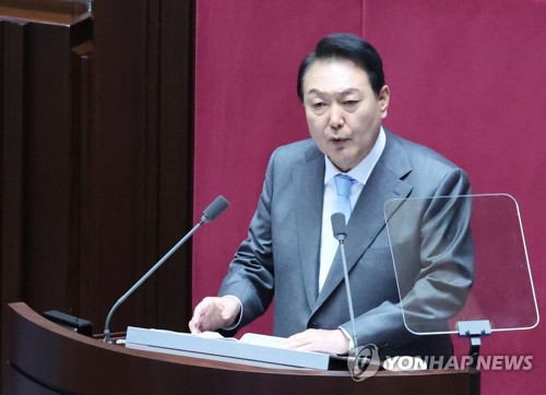 (서울=연합뉴스) 안정원 기자 = 윤석열 대통령이 16일 오전  서울 여의도 국회 본회의장에서 코로나19로 인해 피해를 본 소상공인·자영업자의 보상을 위한 추가경정예산안의 신속한 처리를 요청하는 시정연설을 하고 있다. 2022.5.16 jeong@yna.co.kr