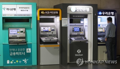 (서울=연합뉴스) 박동주 기자 = 사진은 오후 서울시내 한 건물 내 현금인출기. 2022.5.16 pdj6635@yna.co.kr
