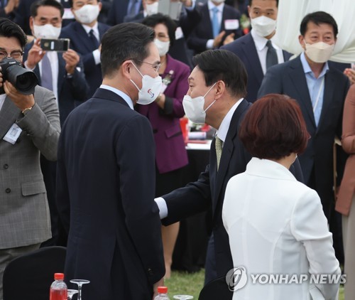 (서울=연합뉴스) 안정원 기자 = 윤석열 대통령이 25일 서울 용산 대통령실 청사 앞 잔디광장에서 열린 2022 대한민국 중소기업인대회에서 이재용 삼성전자 부회장과 인사하고 있다. 2022.5.25 jeong@yna.co.kr