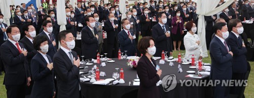 (서울=연합뉴스) 안정원 기자 =  윤석열 대통령이 25일 서울 용산 대통령실 청사 앞 잔디마당에서 열린 2022 대한민국 중소기업인대회에서  신동빈 롯데그룹회장, 정의선 현대자동차그룹 회장, 이재용 삼성전자 부회장, 최태원 SK그룹회장, 구광모 LG그룹 회장 등 5대 기업 총수들과 국기에 경례를 하고 있다. 2022.5.25 jeong@yna.co.kr