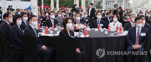 (서울=연합뉴스) 안정원 기자 = 윤석열 대통령이 25일 서울 용산 대통령실 청사 앞 잔디마당에서 열린 2022 대한민국 중소기업인대회에서 신동빈 롯데그룹회장, 정의선 현대자동차그룹 회장, 이재용 삼성전자 부회장, 최태원 SK그룹회장, 구광모 LG그룹 회장 등 5대 기업 총수들과 함께 하고 있다. 2022.5.25 jeong@yna.co.kr