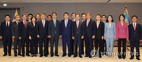 (세종=연합뉴스) 서명곤 기자 = 윤석열 대통령이 26일 오전 세종시 정부세종청사에서 열린 국무위원 임명장 수여식에서 국무위원들과 기념촬영을 하고 있다.  2022.5.26 seephoto@yna.co.kr