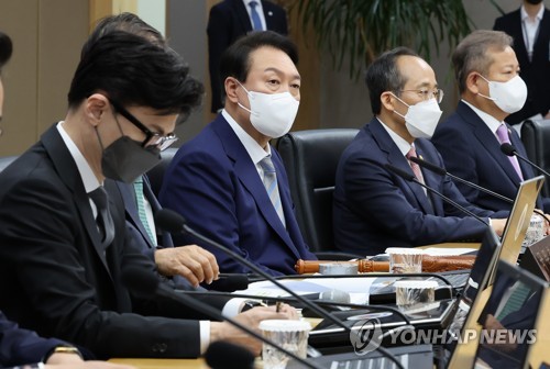 (세종=연합뉴스) 서명곤 기자 = 윤석열 대통령이 26일 오전 세종시 정부세종청사에서 열린 국무회의에서 발언을 하고 있다.    2022.5.26 seephoto@yna.co.kr