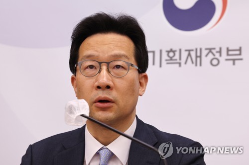 기재부·경제단체, 소통 '핫라인' 구축…규제·형벌 개선 논의_박준형