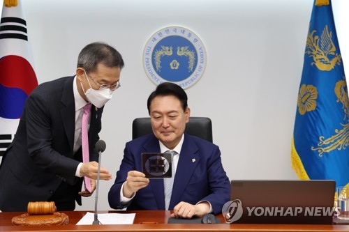(서울=연합뉴스) 윤석열 대통령이 7일 서울 용산 대통령실 청사에서 열린 국무회의에서 이종호 과학기술정보통신부 장관과 반도체 포토마스크를 살펴보고 있다. 2022.6.7 [대통령실 제공. 재판매 및 DB금지] jeong@yna.co.kr