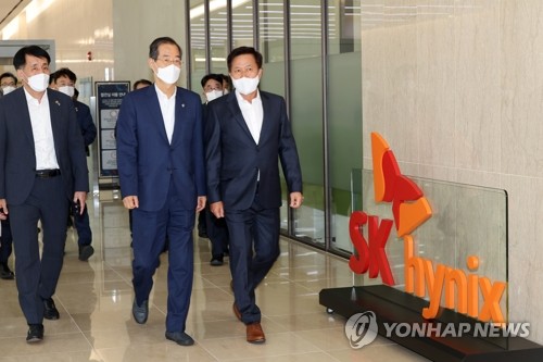 (이천=연합뉴스) 김승두 기자 = 한덕수 국무총리가 9일 경기도 이천시 SK하이닉스 이천캠퍼스를 방문, 투자 애로·규제개선 현장간담회장으로 이동하고 있다. 2022.6.9 kimsdoo@yna.co.kr