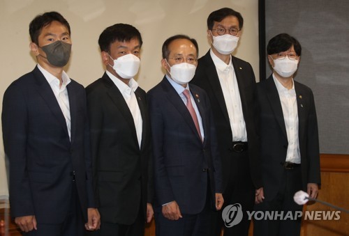 (서울=연합뉴스) 이지은 기자 = 추경호 경제부총리 겸 기획재정부 장관 등 경제 수장들이 16일 오전 서울 중구 은행회관에서 열린 비상 거시경제 금융회의에서 회의에 앞서 기념촬영을 하고 있다. 왼쪽부터 이복현 금융감독원장, 최상목 경제수석, 추 부총리, 이창용 한국은행 총재, 김소영 금융위원회 부위원장. 2022.6.16 [공동취재] jieunlee@yna.co.kr