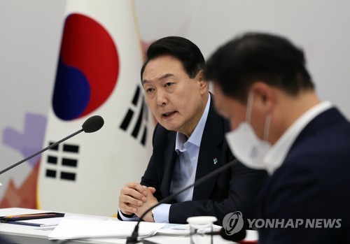 (성남=연합뉴스) 서명곤 기자 = 윤석열 대통령이 16일 오전 경기도 성남시 판교 제2테크노밸리 기업성장센터에서 열린 새정부 경제정책방향 발표 회의에서 발언을 하고 있다.  2022.6.16 seephoto@yna.co.kr