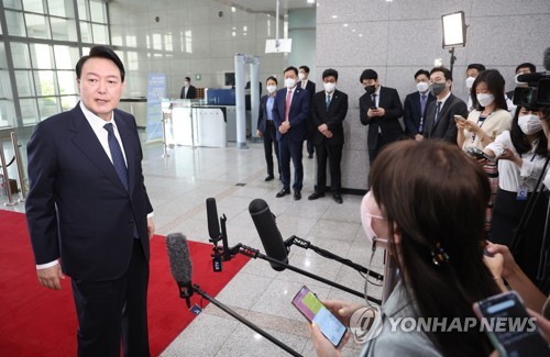 (서울=연합뉴스) 안정원 기자 = 윤석열 대통령이 21일 서울 용산 대통령실 청사로 출근하며 기자들과 질의응답을 하고 있다. 2022.6.21 jeong@yna.co.kr