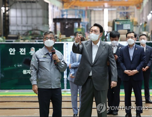 (창원=연합뉴스) 서명곤 기자 = 윤석열 대통령이 22일 오전 경남 창원시 두산에너빌리티를 방문해 생산현장(원자력공장)을 시찰하고 있다.    2022.6.22 seephoto@yna.co.kr