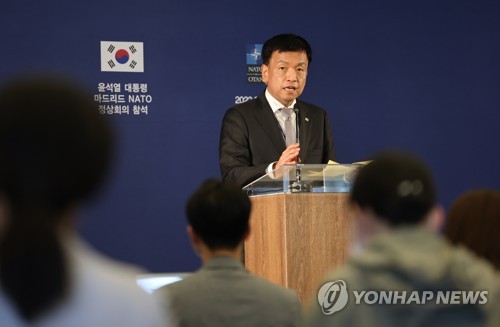 (마드리드=연합뉴스) 서명곤 기자 = 최상목 경제수석이 28일(현지시간) 스페인 마드리드 푸에르타 아메리카 호텔 내 프레스룸에서 북대서양조약기구(NATO·나토) 정상회의와 관련해 브리핑하고 있다. 2022.6.29 seephoto@yna.co.kr